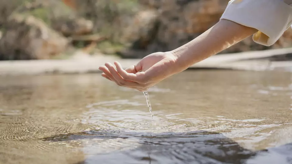 Священник рассказал, как правильно использовать дома крещенскую воду