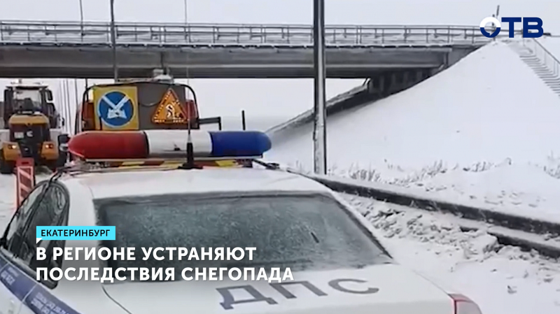 Два КАМАЗа заблокировали трассу под Екатеринбургом утром в снегопад
