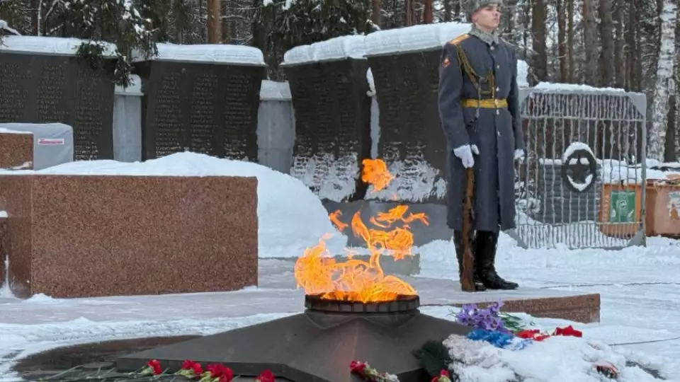 Свердловчане возложили цветы к Вечному огню, почтив память участников Сталинградской битвы