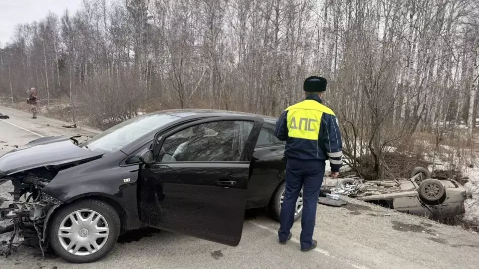 Одна из машин перевернулась: 4 человека пострадали в ДТП под Екатеринбургом