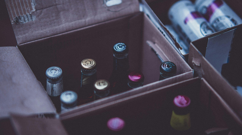 Палёный Hennessy разливали на Сортировке. К алкобарыгам нагрянули общественники