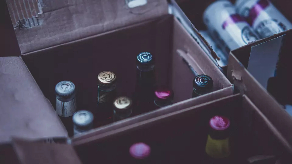 Палёный Hennessy разливали на Сортировке. К алкобарыгам нагрянули общественники