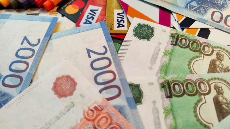 Доллар на Мосбирже превысил 100 рублей впервые с 23 марта 2022 года