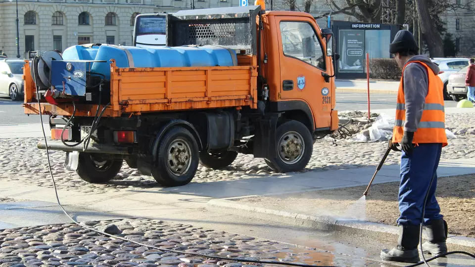 «Если раньше улицы обильно мыли, сейчас их просто поливают»