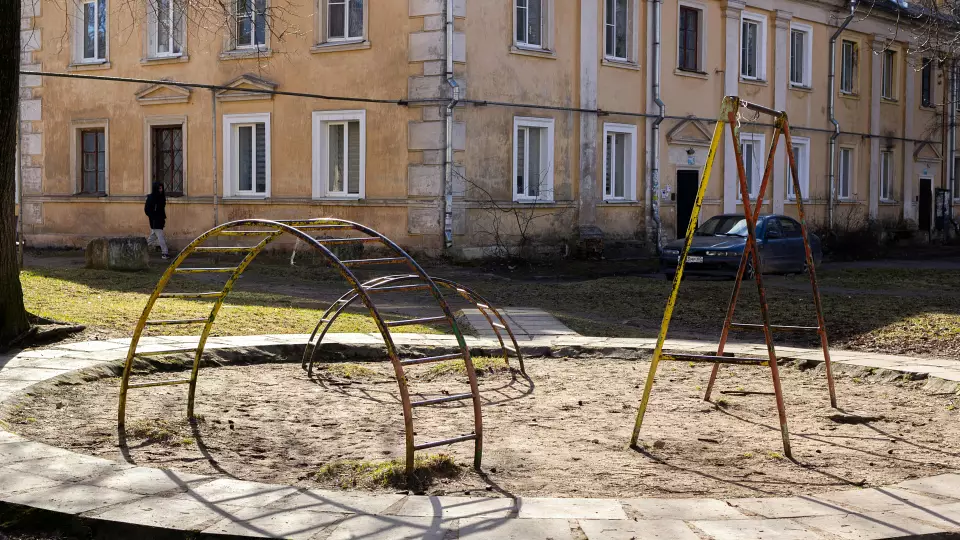 В Екатеринбурге открыли стрельбу на детской площадке