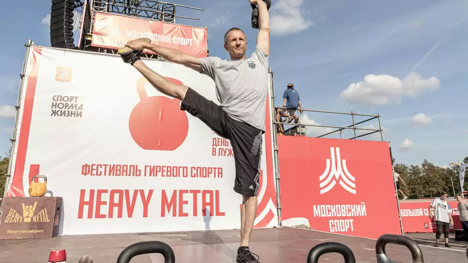 Суровый Барнаул: папа приковал сына к гире