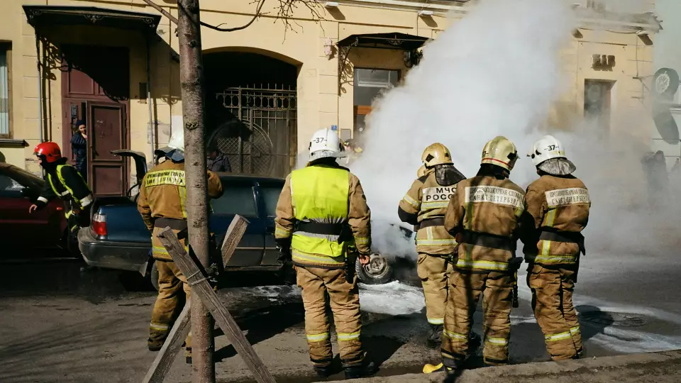 7-летняя девочка испугалась собаки и попала под машину