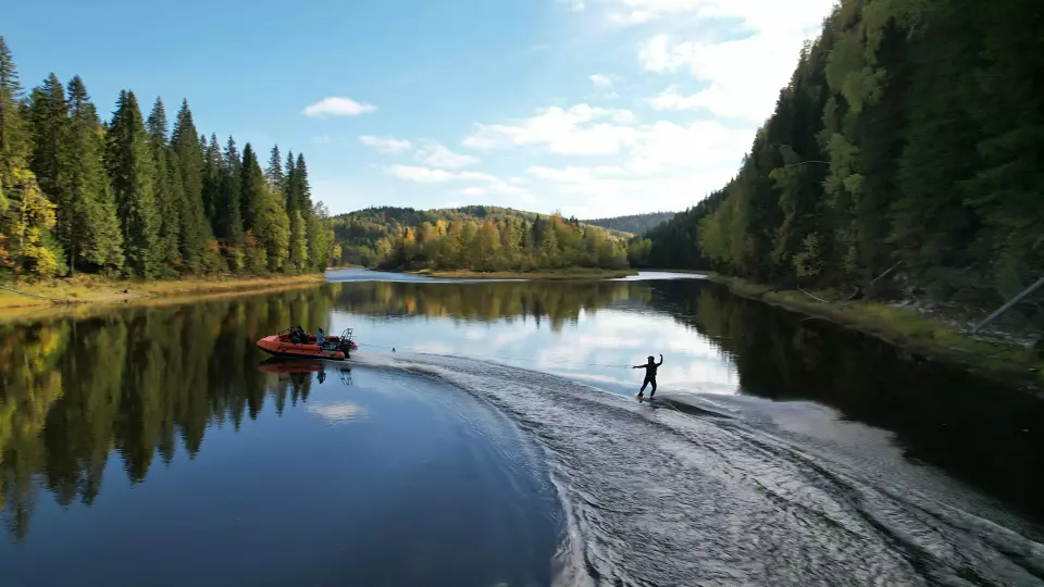 За должниками на моторной лодке: как работают уральские судебные приставы