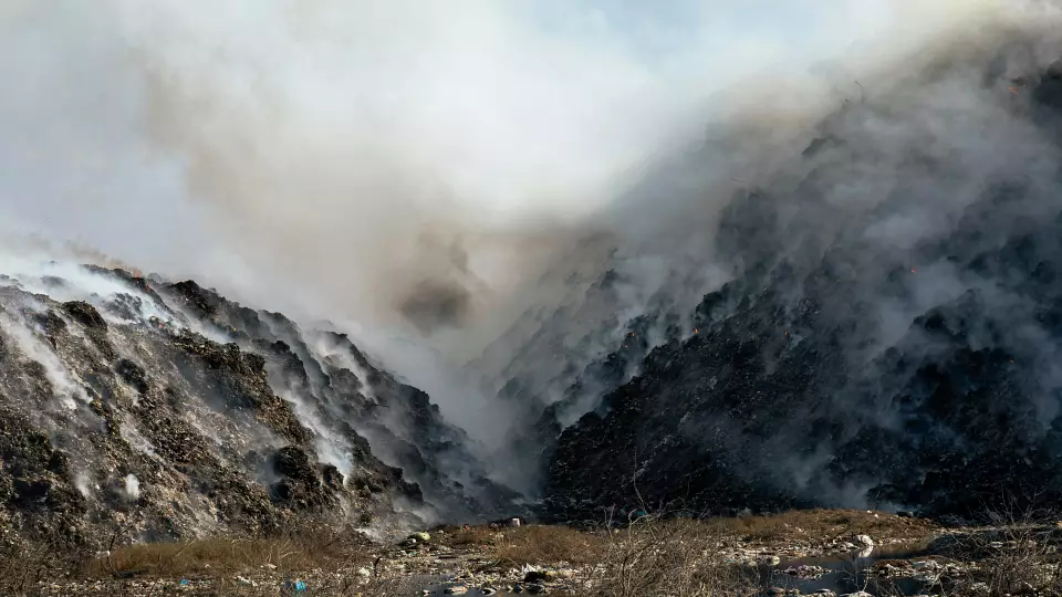 В районе Кольцово произошёл крупный пожар на свалке бытовых отходов