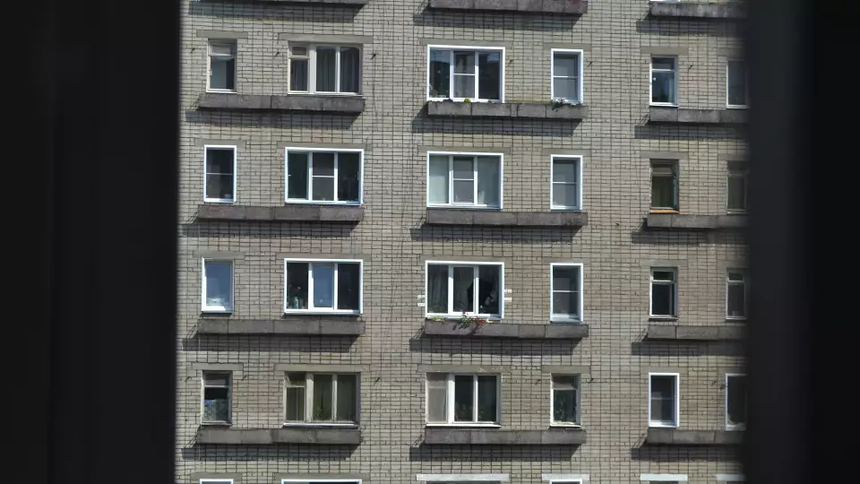 В Североуральске четырёхлетний ребёнок разбился при падении из окна