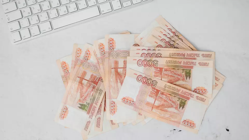 Рубль укрепляется: курс доллара упал до 57 рублей впервые за четыре года