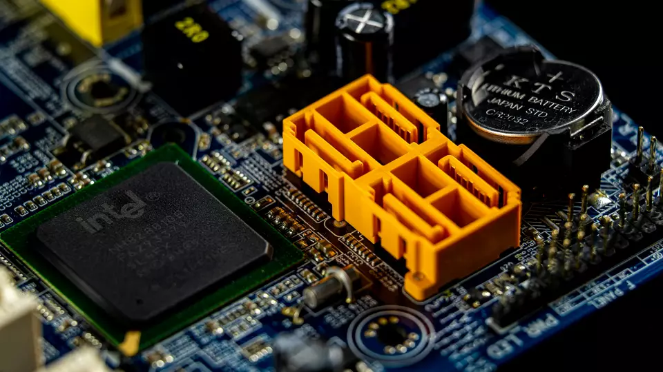Intel приостанавливает деятельность в России
