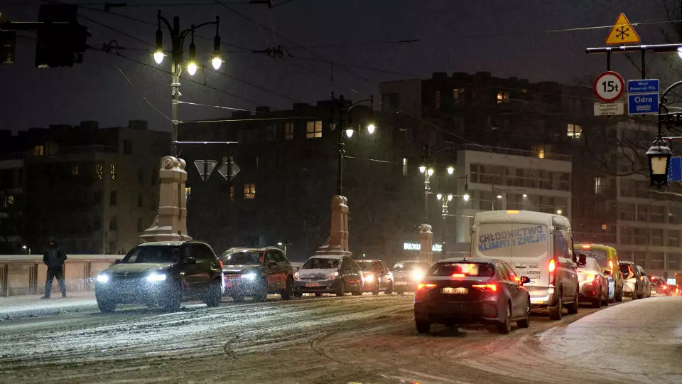 Час пик: Екатеринбург застыл в 10-бальных пробках из-за снегопада