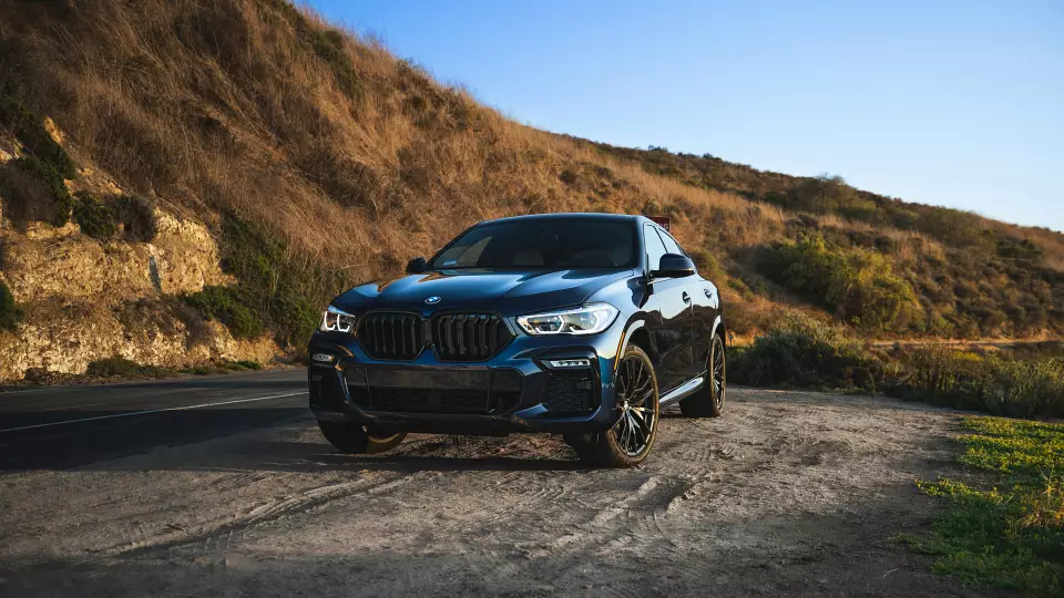 В Екатеринбурге приставы у должницы дважды арестовали BMW X6