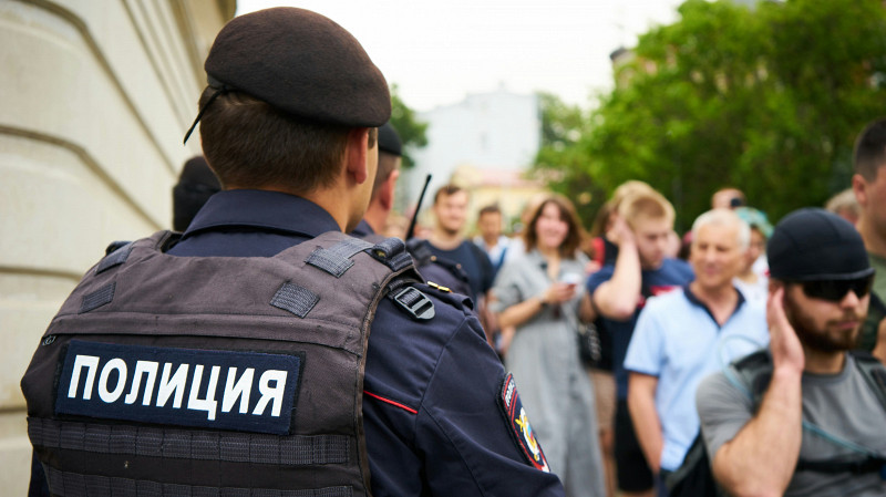 Это были учения: в школе Туринска задержали вооруженного мужчину