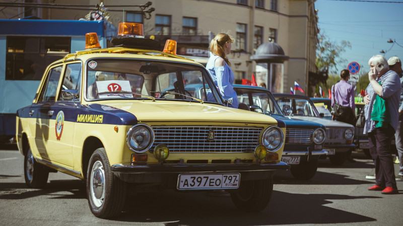 В Екатеринбурге разгуливает молодой человек с автоматом