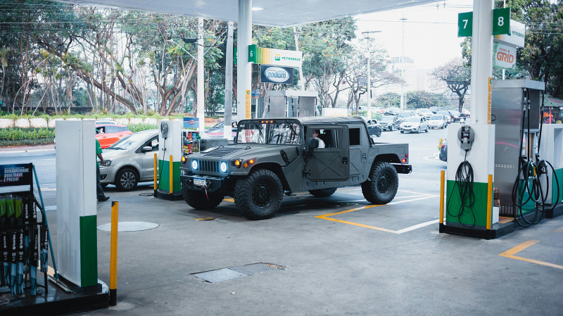 У жителя Нижнего Тагила за долги арестовали Hummer