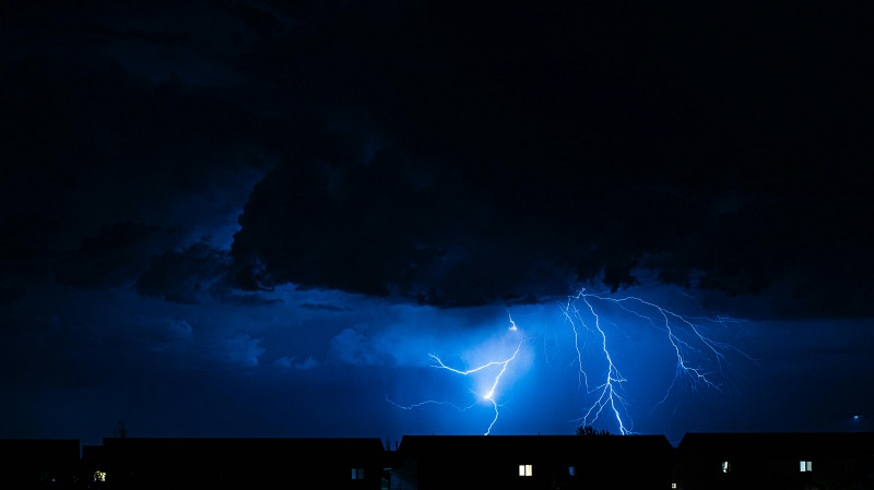 МЧС предупредило свердловчан о сильном ветре, грозах и граде