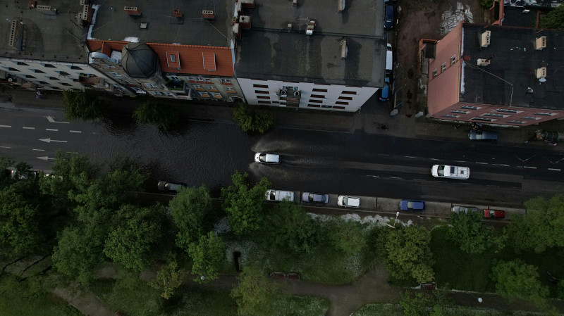 Улицу Московскую в Екатеринбурге затопило холодной водой