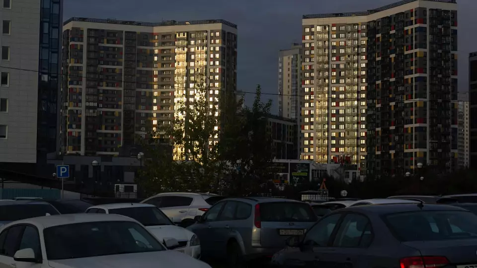 У башни «Исеть» в Екатеринбурге горели три автомобиля
