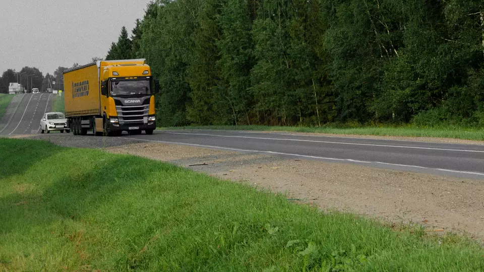 Фура создала многокилометровую пробку на Тюменском тракте