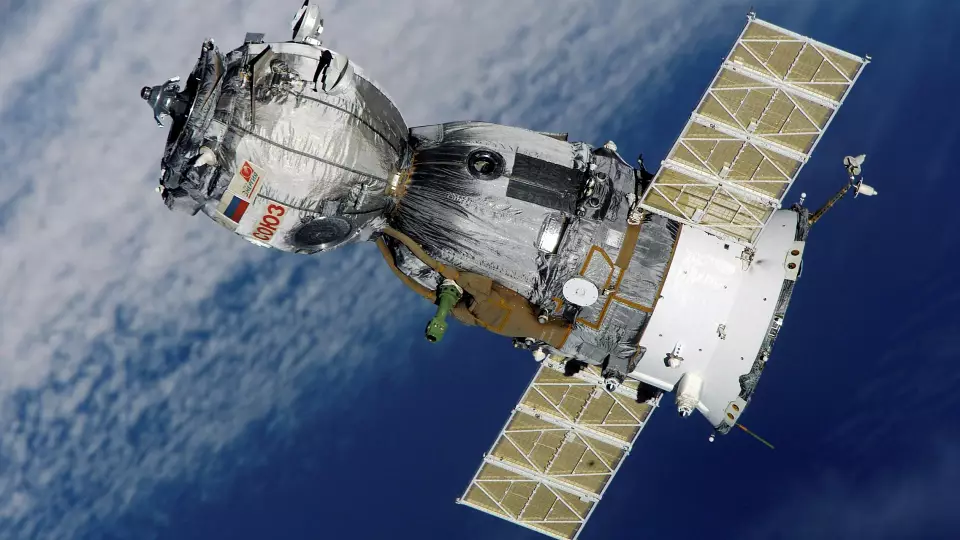 Роскосмос: 20 объектов обнаружены у спутника Intelsat-33e