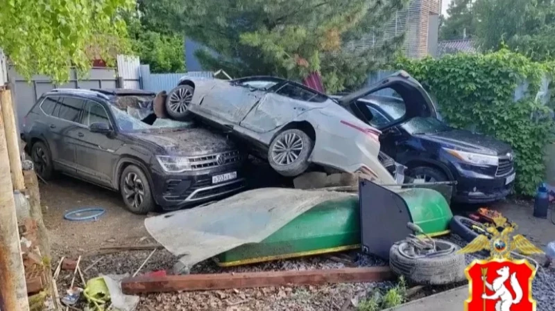 17-летний пьяный подросток на дядиной машине протаранил забор и два авто