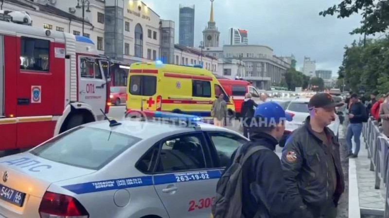 Под колесами автобуса в Екатеринбурге погиб ребенок, сообщил губернатор