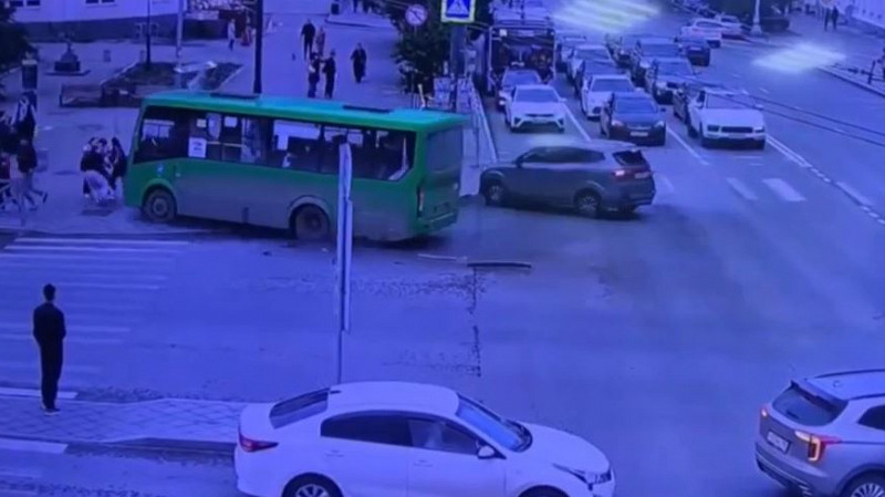 8 человек протаранил автобус у храма Большой Златоуст – видео с места трагедии