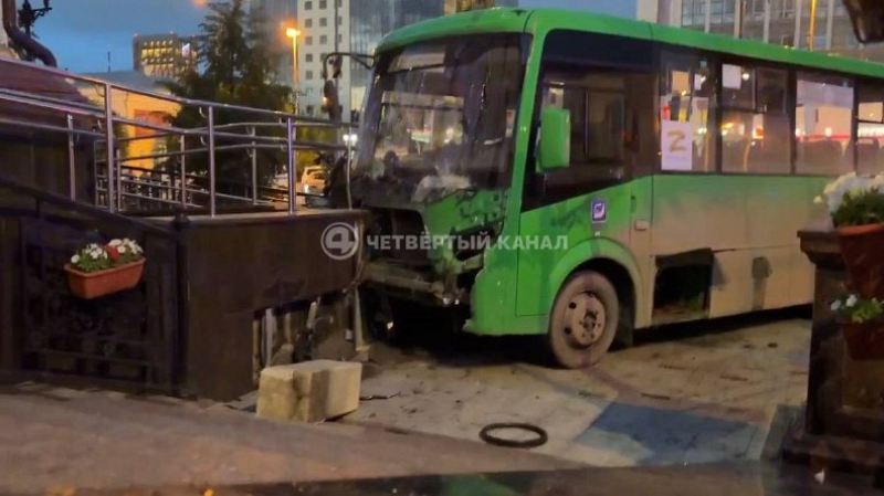 «Девушку зажало колесом в живот»: очевидцы рассказали о страшном ДТП на 8 Марта