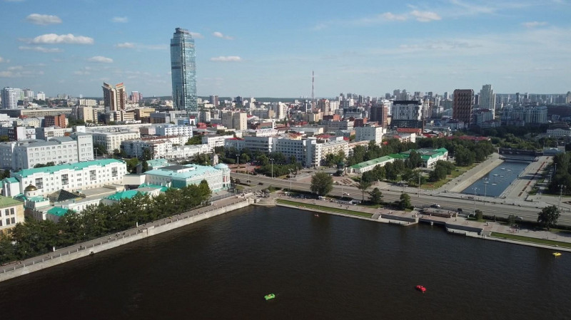 Россия сильна Уралом: губернатор поздравил свердловчан с Днем России