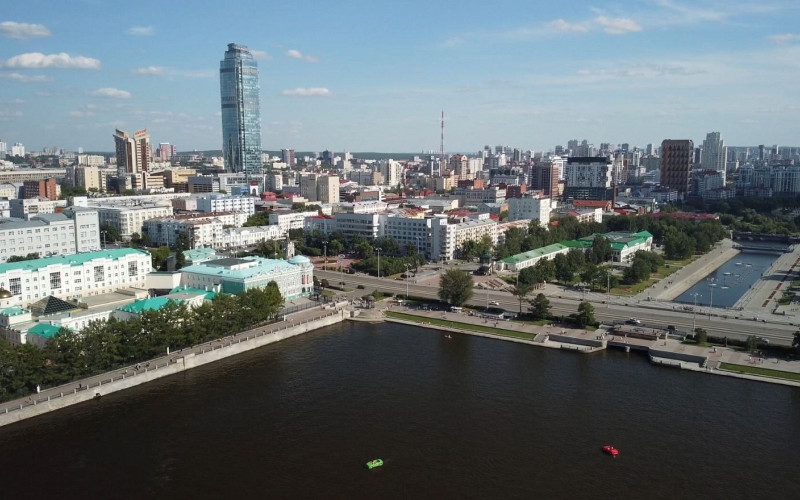 Россия сильна Уралом: губернатор поздравил свердловчан с Днем России