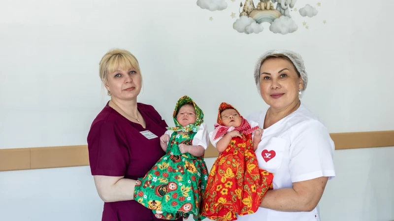 Медсестра в Ноябрьске шьет народные костюмы для новорожденных