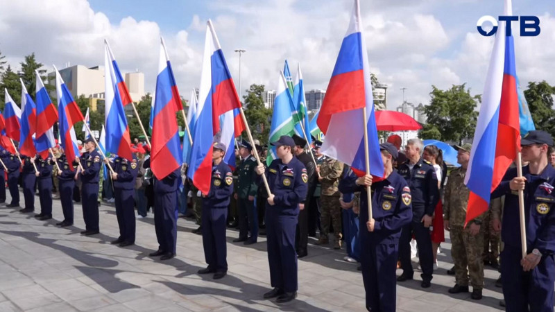 Церемония поднятия флага в День России