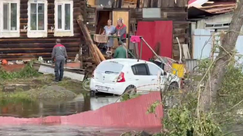 Кушву после смерча залило: улицы и дворы уходят под воду