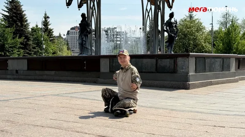 «Без скейта я не могу передвигаться»: как живёт парень, родившийся с короткими руками и завёрнутыми ногами