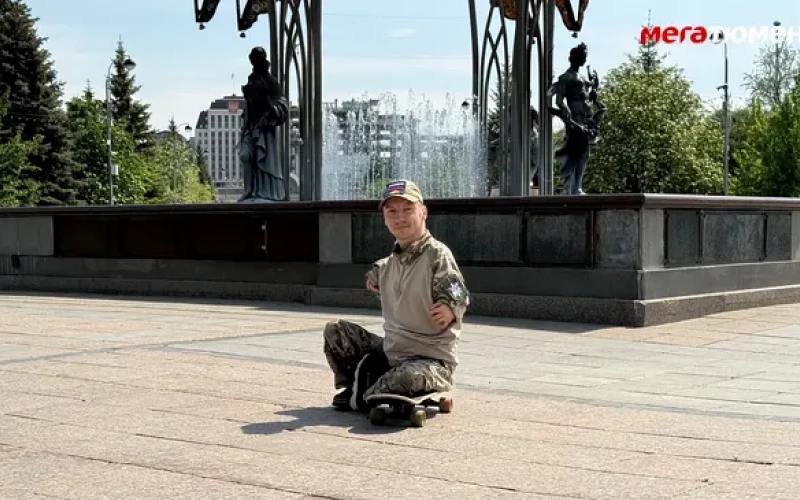 «Без скейта я не могу передвигаться»: как живёт парень, родившийся с короткими руками и завёрнутыми ногами