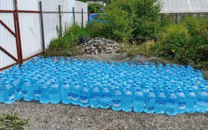 Волонтёры подвозят воду в СНТ «Шахтёр», пострадавшее от паводка