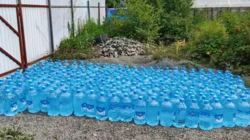 Волонтёры подвозят воду в СНТ «Шахтёр», пострадавшее от паводка