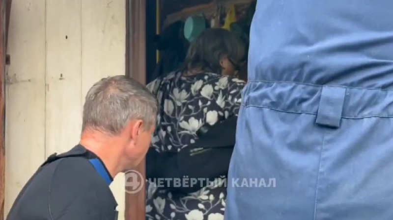В Ирбите спасатели эвакуировали из подтопленного дома женщину после инсульта