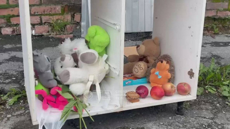 2-летняя девочка в Среднеуральске выпала из окна пятого этажа, пока мать ходила за водой