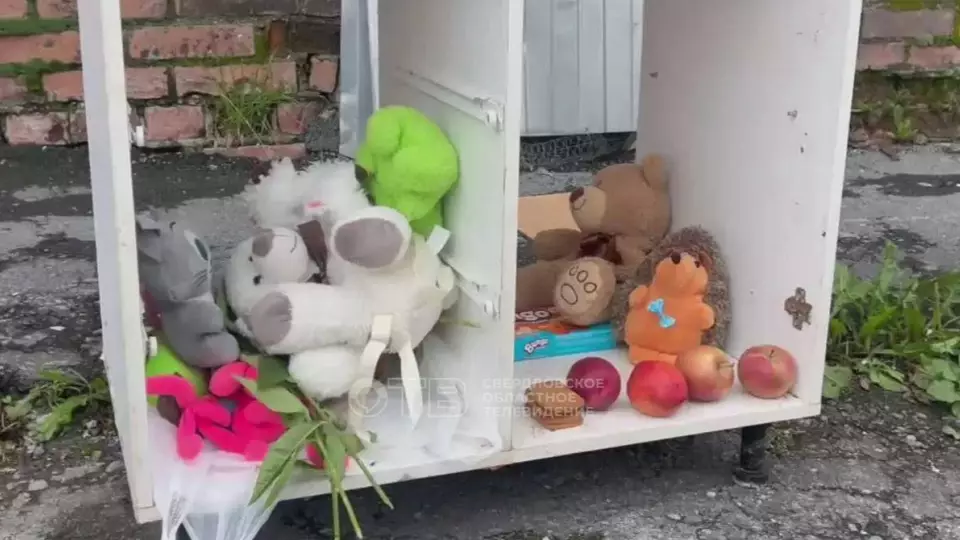 2-летняя девочка в Среднеуральске выпала из окна пятого этажа, пока мать ходила за водой