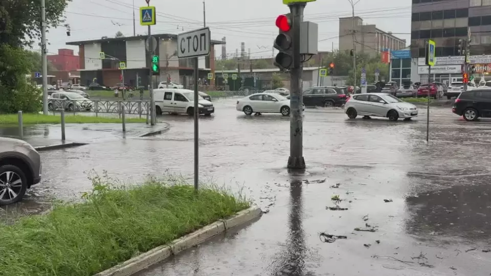 Сильные ливни парализовали движение в центре Екатеринбурга
