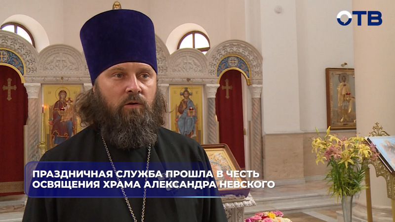 Возрождённая святыня собрала сотни прихожан