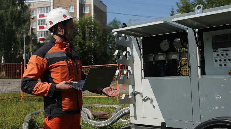 В Первоуральске проверяют теплосети мобильной опрессовочной установкой
