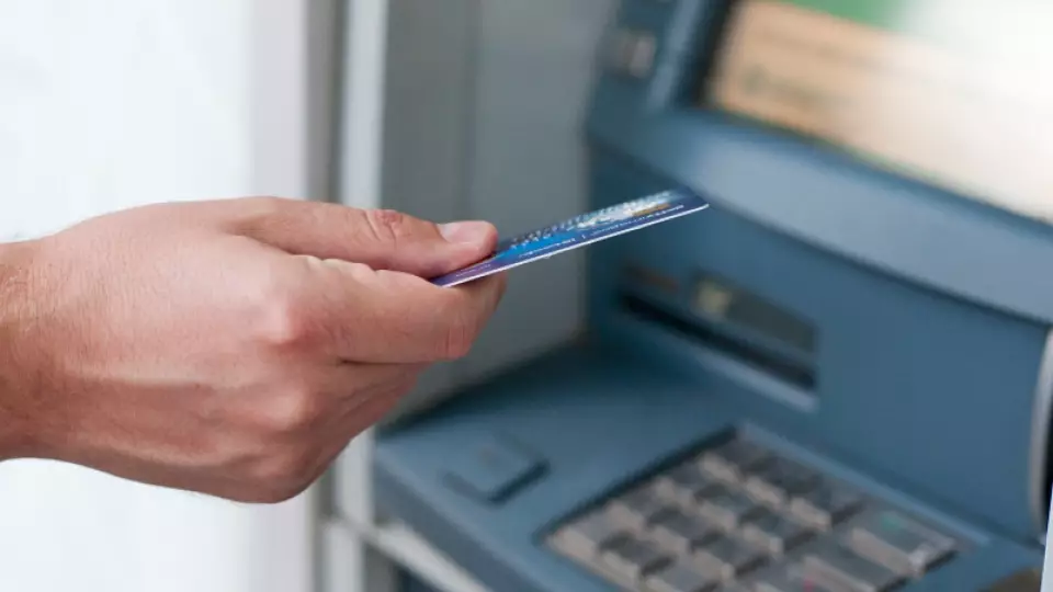 Продавцы в магазине Серова спасли пенсионерку от мошенников