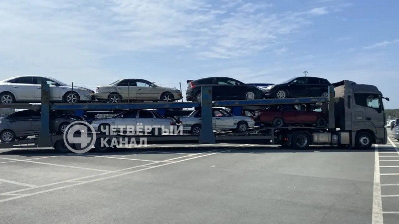 Из Екатеринбурга в зону СВО отправили 14 конфискованных автомобилей