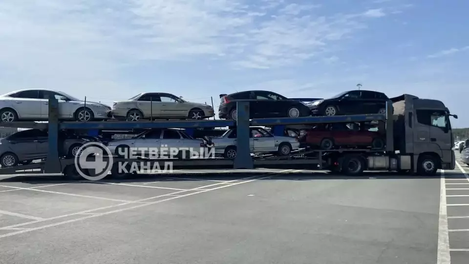 Из Екатеринбурга в зону СВО отправили 14 конфискованных автомобилей