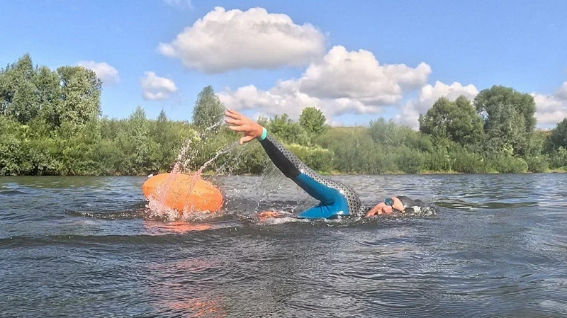 Пловец-колясочник впервые в России проплыл 10 километров по открытой воде