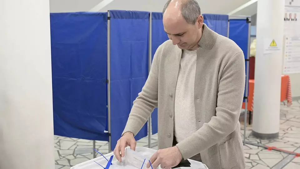Губернатор Денис Паслер проголосовал на выборах на избирательном участке в Екатеринбурге